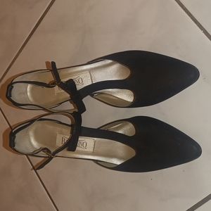 Sexy black Bandolino bow t-strap suede 3" heels size 8